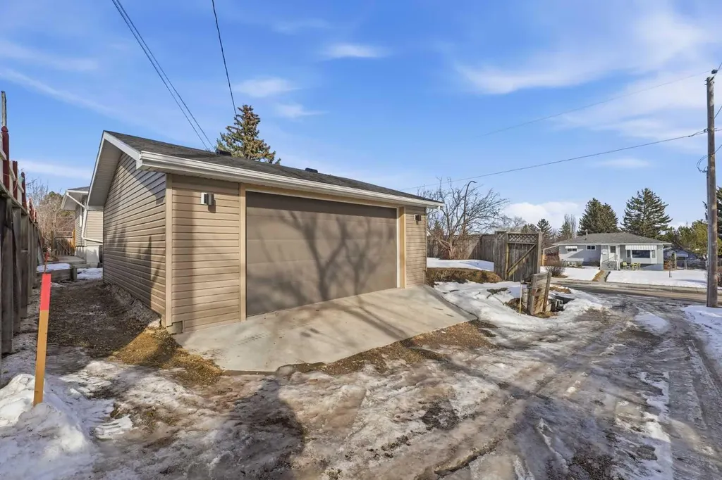 1 Thorncliffe Crescent NW Calgary AB T2K3A9