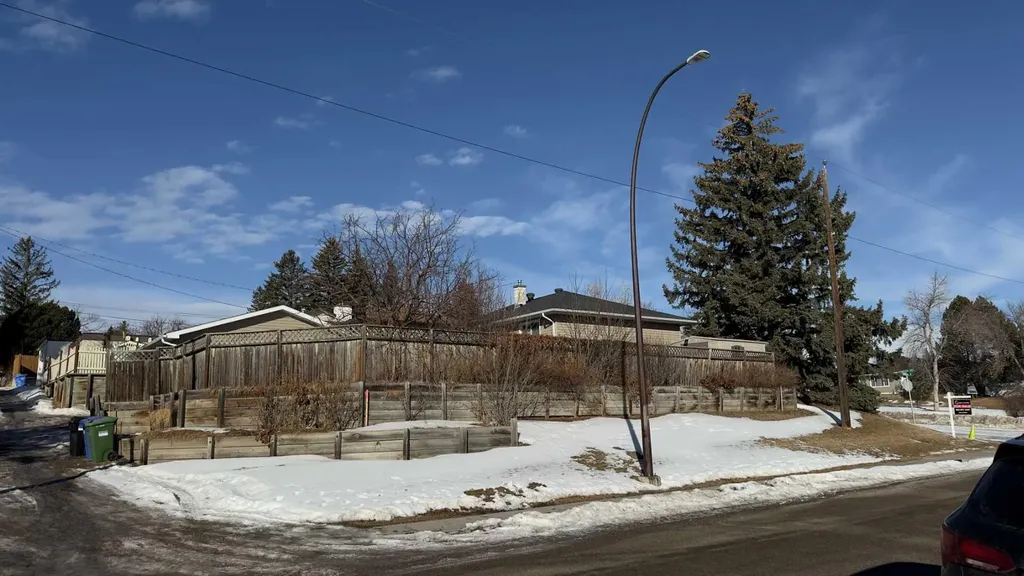 1 Thorncliffe Crescent NW Calgary AB T2K3A9