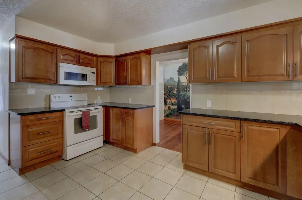1708 29 Street SW Calgary AB T3C 1M4