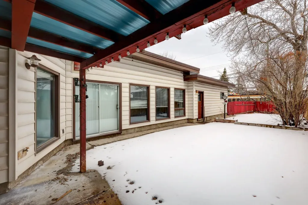 1708 29 Street SW Calgary AB T3C 1M4