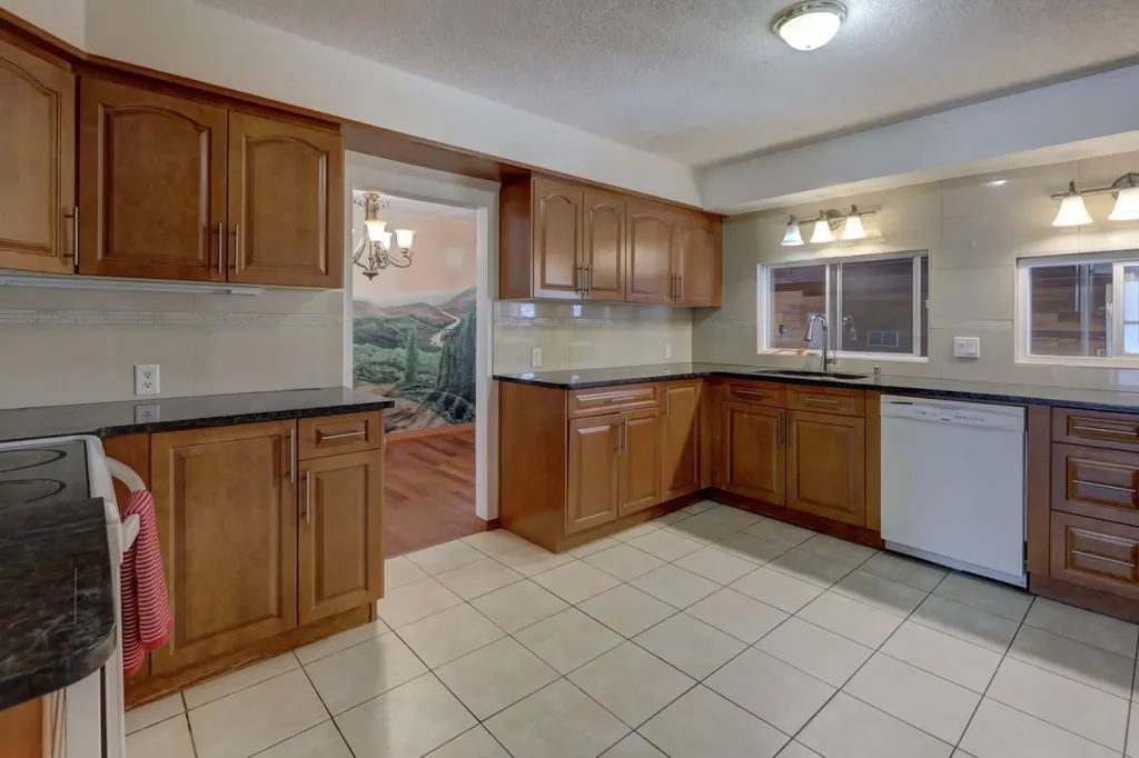 1708 29 Street SW Calgary AB T3C 1M4