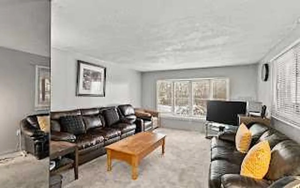 3223 83 Street NW Calgary AB T3B 5N6