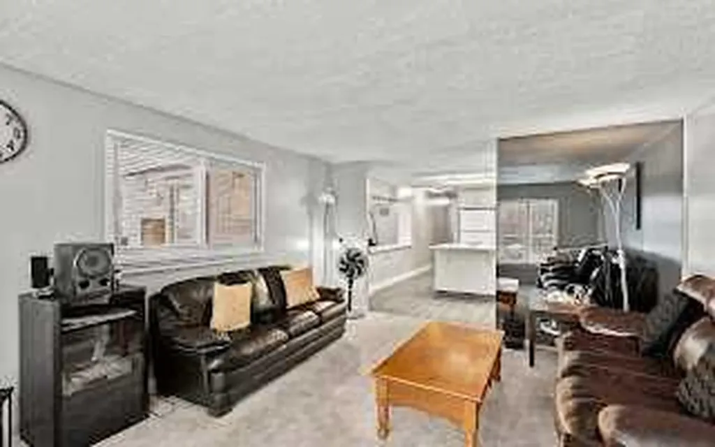 3223 83 Street NW Calgary AB T3B 5N6