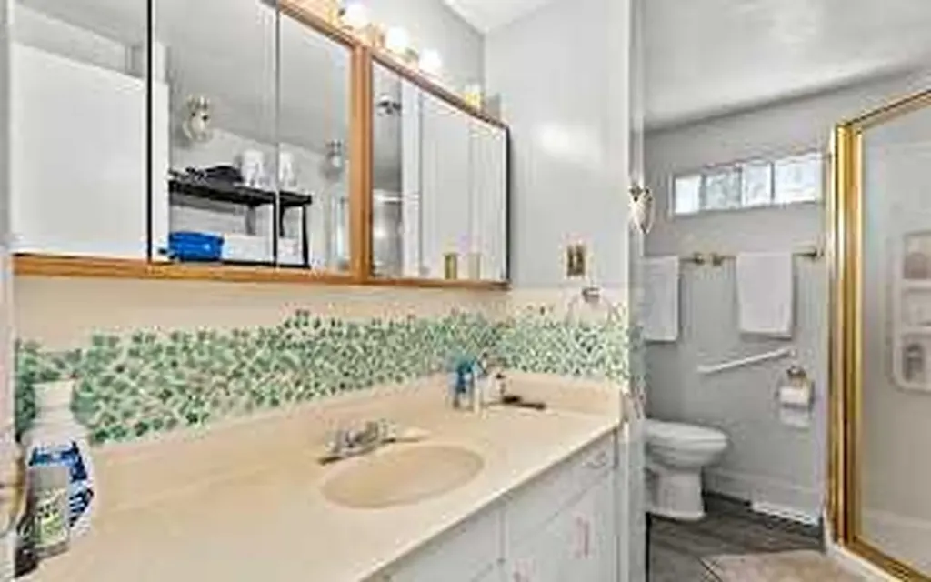 3223 83 Street NW Calgary AB T3B 5N6