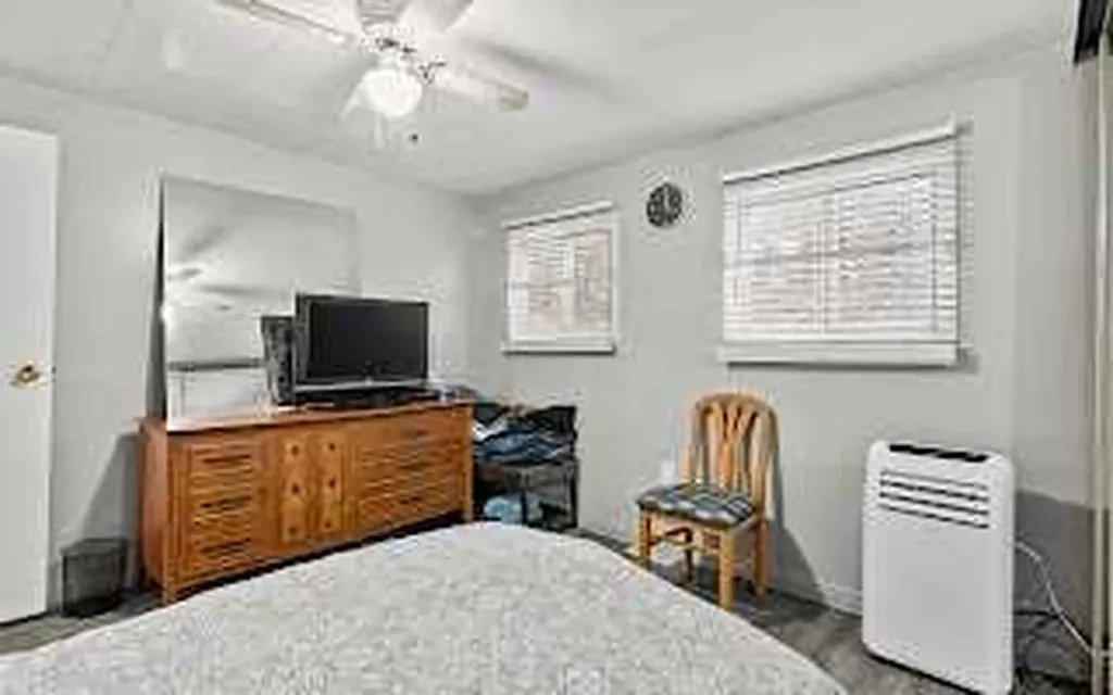 3223 83 Street NW Calgary AB T3B 5N6