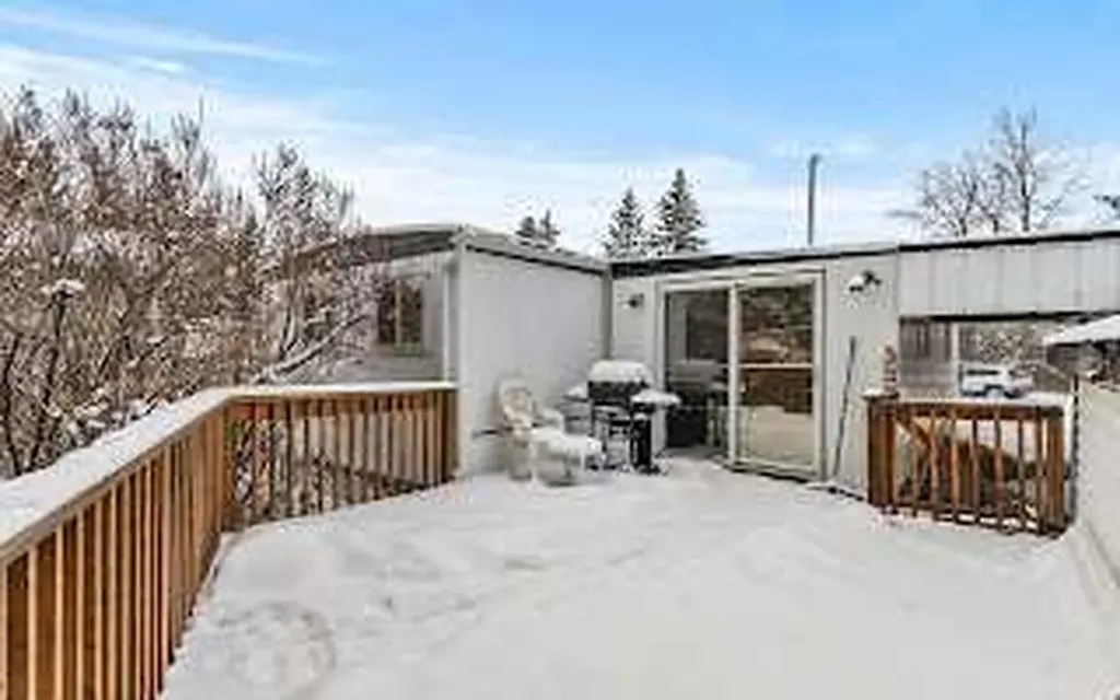 3223 83 Street NW Calgary AB T3B 5N6