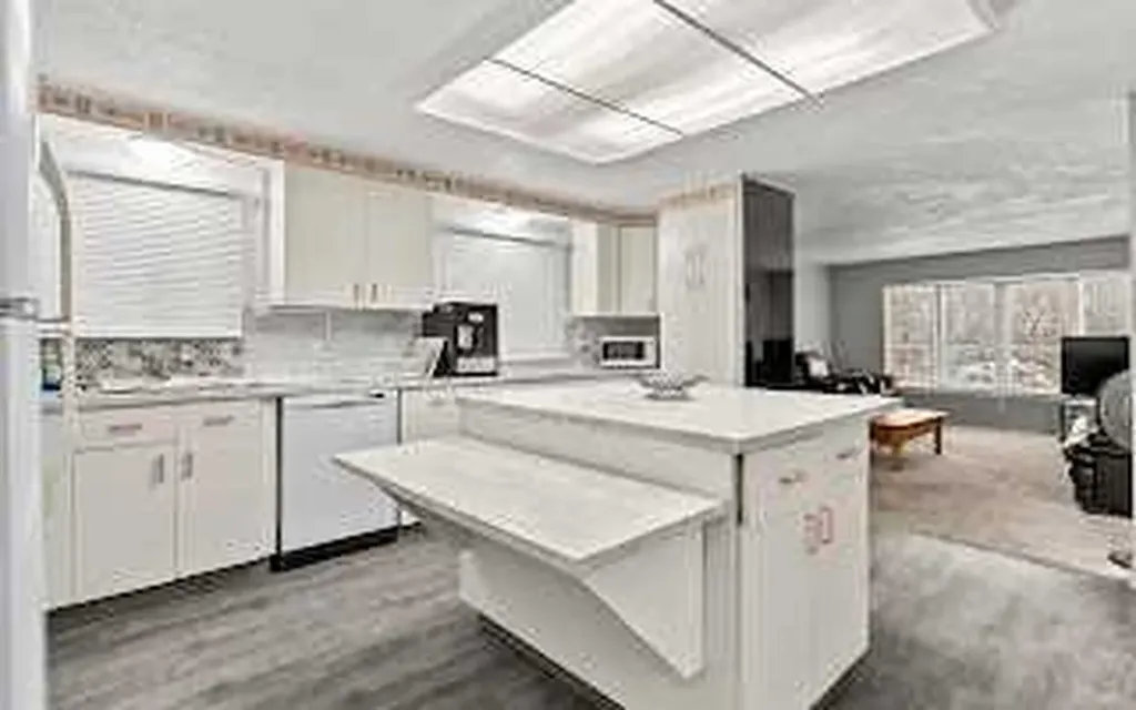 3223 83 Street NW Calgary AB T3B 5N6