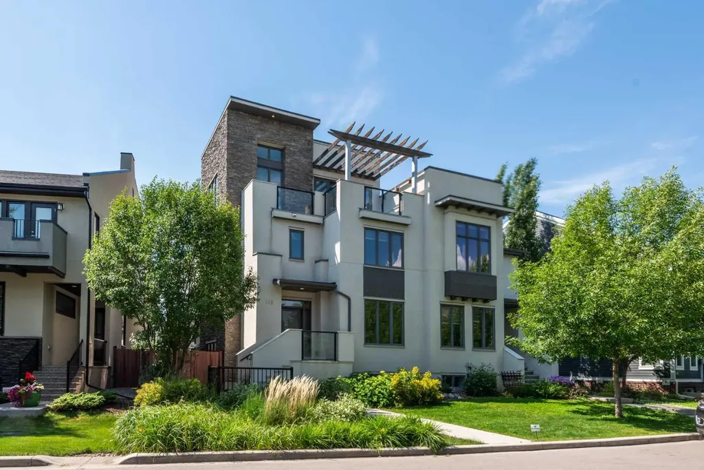 112 Burma Star Road SW Calgary AB T3E7Y4