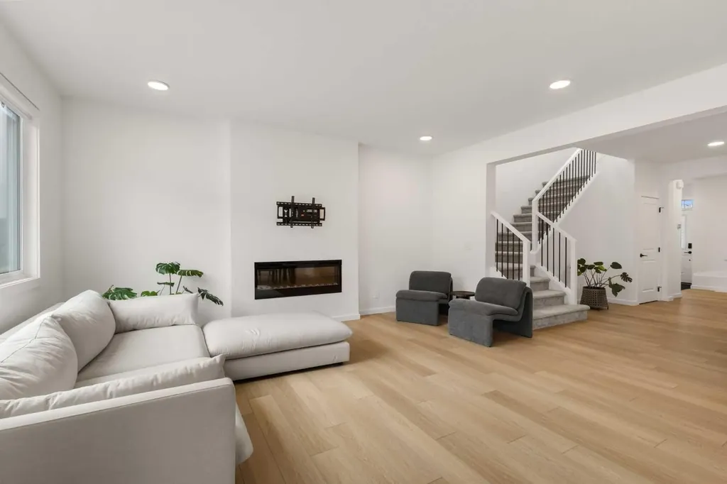 50 Royston Terrace NW Calgary AB T3L 0K2