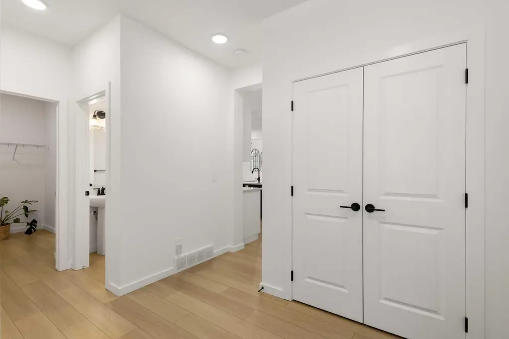50 Royston Terrace NW Calgary AB T3L 0K2