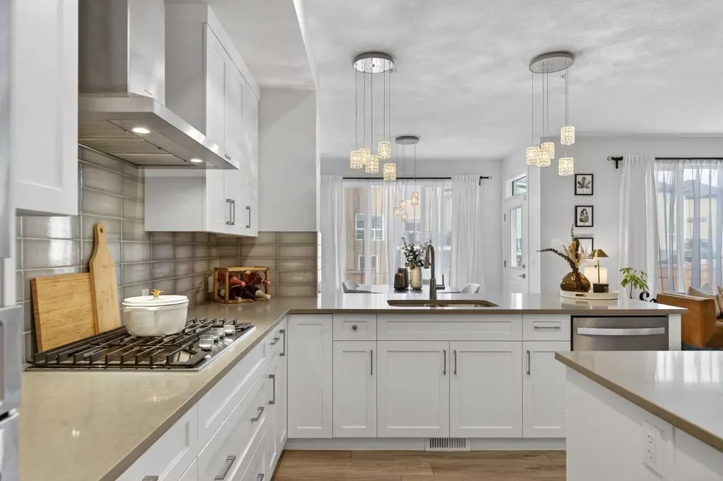 113 Sandpiper Bay Chestermere AB T1X 0Y5