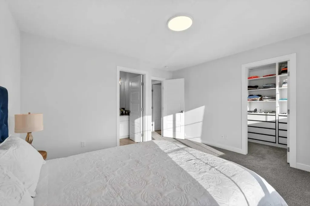 113 Sandpiper Bay Chestermere AB T1X 0Y5