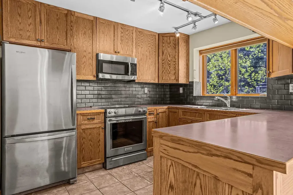 933 15th Street Canmore AB T1W 1X2