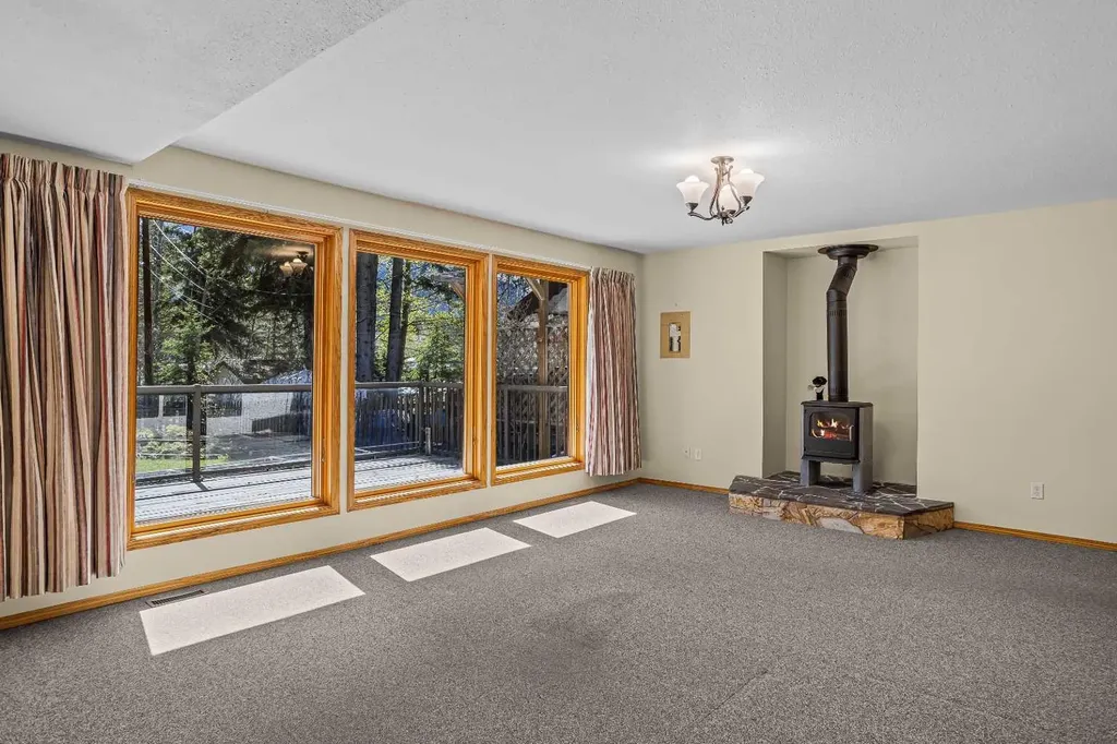 933 15th Street Canmore AB T1W 1X2