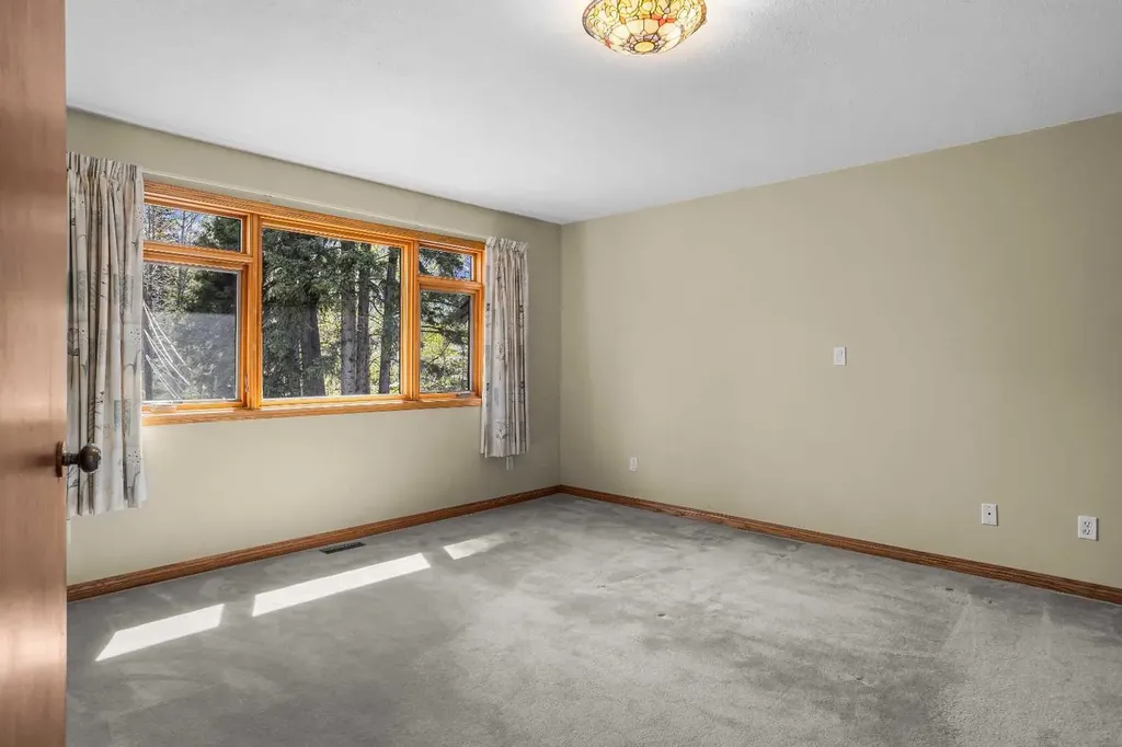 933 15th Street Canmore AB T1W 1X2