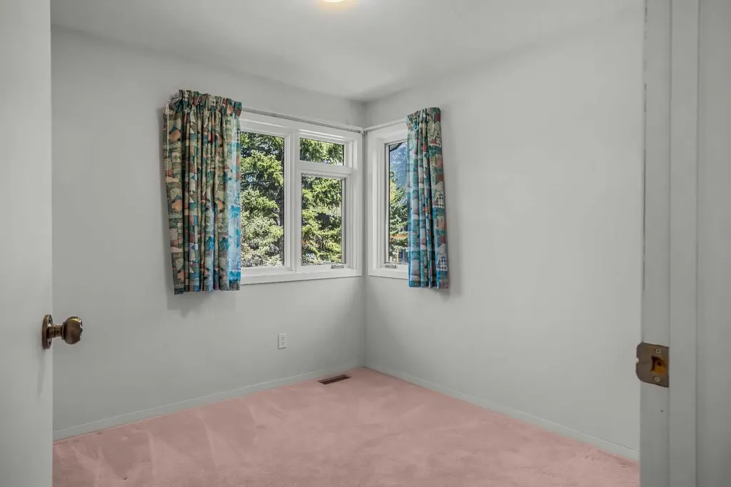 933 15th Street Canmore AB T1W 1X2