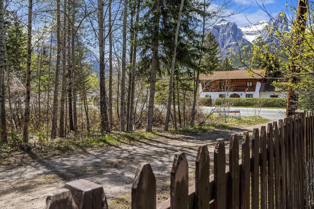 933 15th Street Canmore AB T1W 1X2