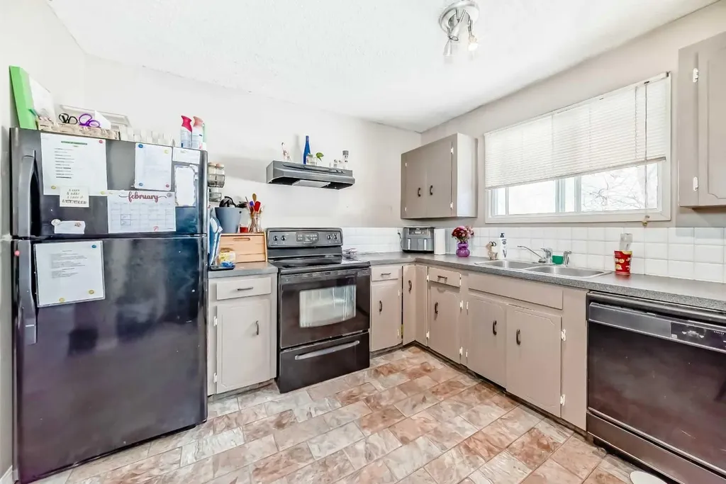 4105 53 Avenue Innisfail AB T4G 1G3