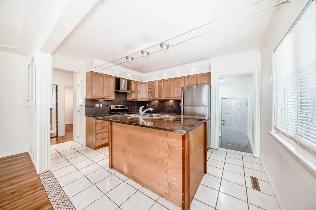 820 9a Street NE Calgary AB T2E 4L6