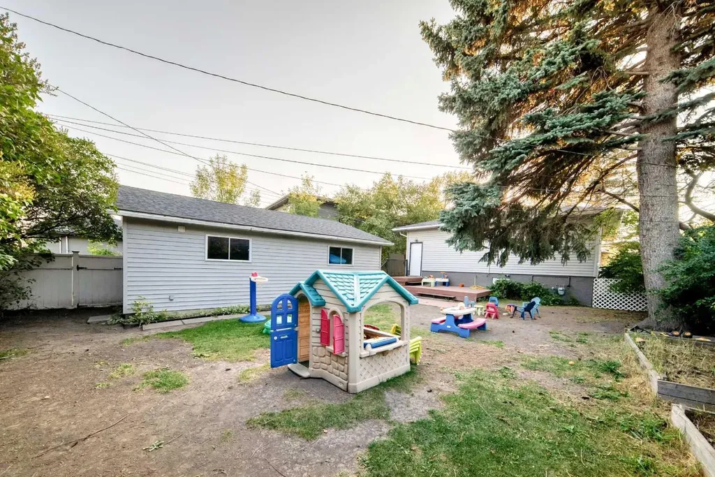 820 9a Street NE Calgary AB T2E 4L6