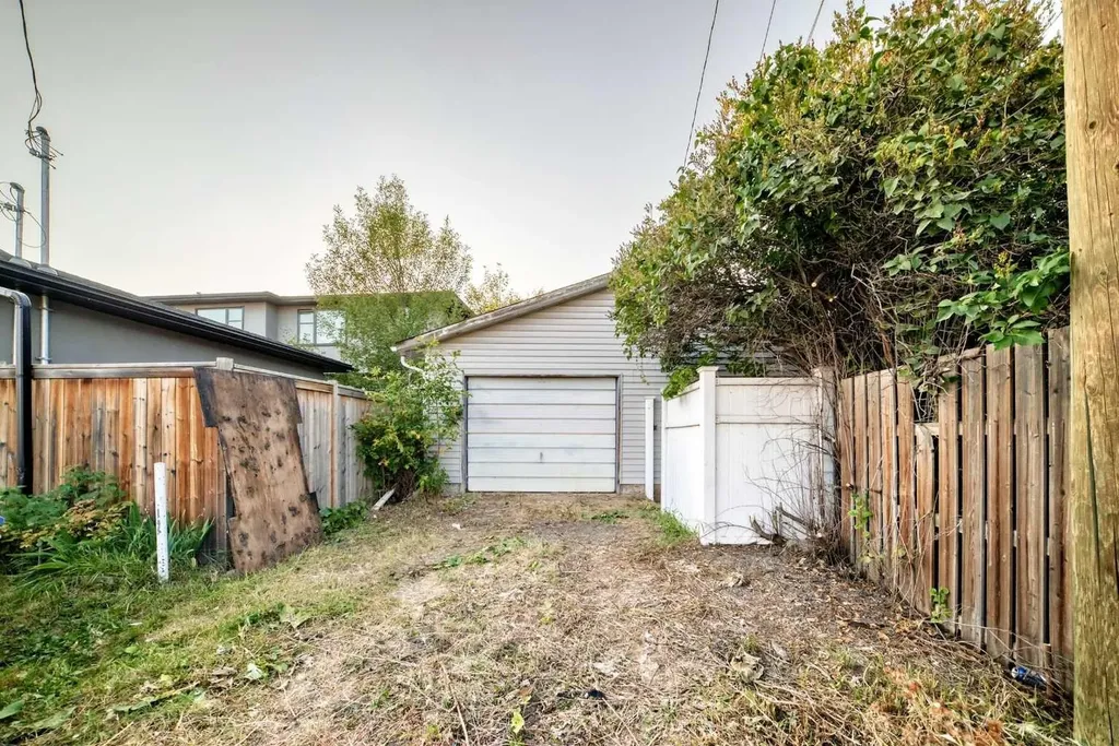 820 9a Street NE Calgary AB T2E 4L6