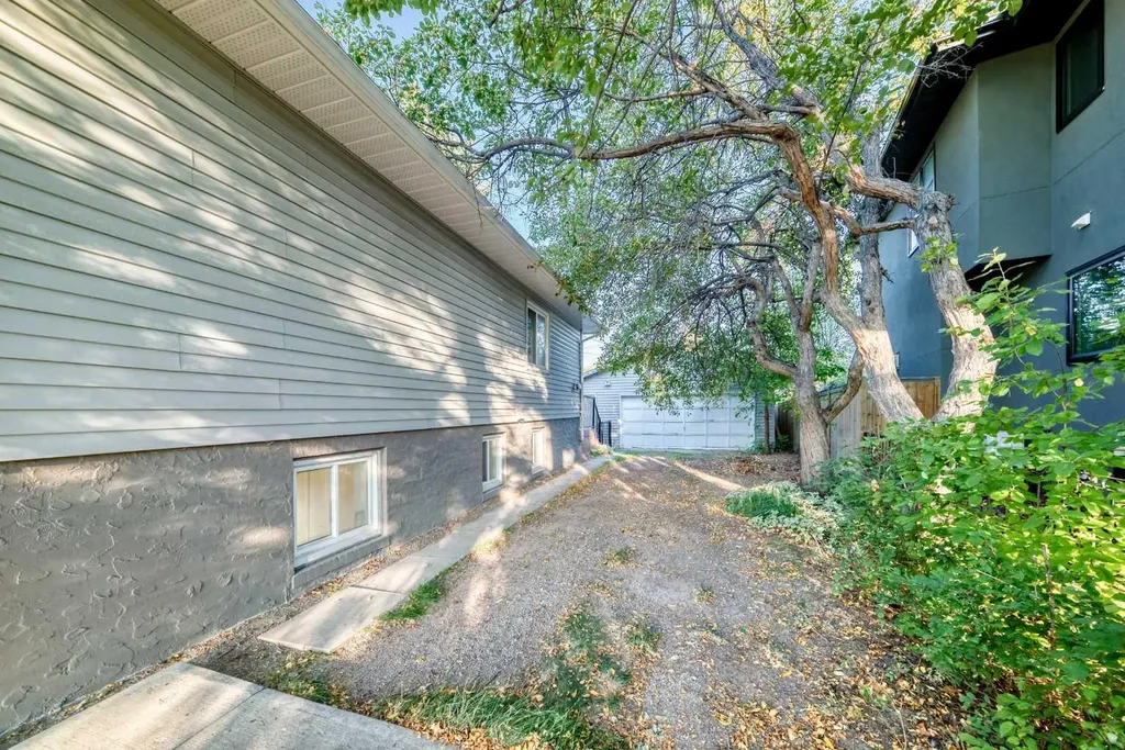820 9a Street NE Calgary AB T2E 4L6