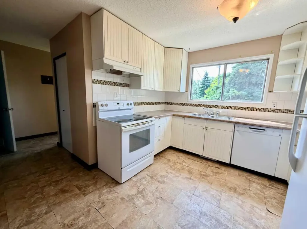 5126 56 Street Rocky Mountain House AB T4T 1L5