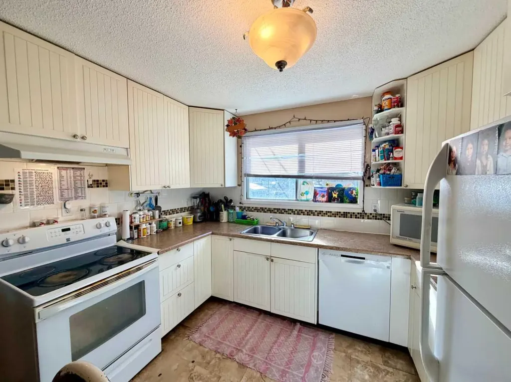 5126 56 Street Rocky Mountain House AB T4T 1L5
