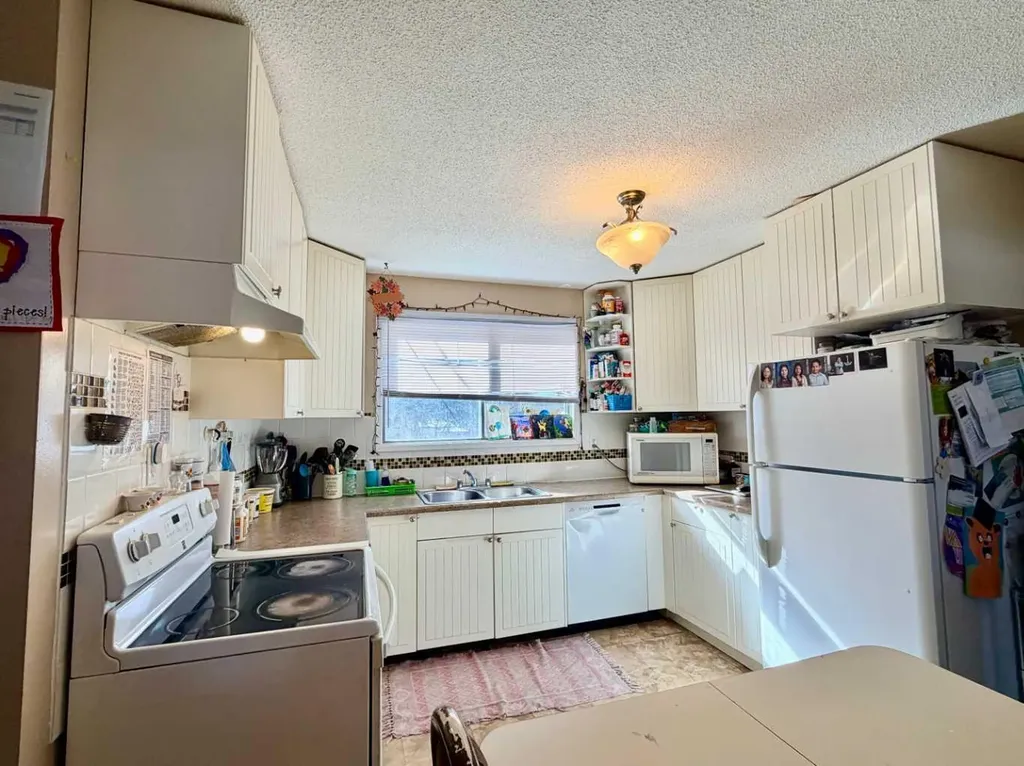 5126 56 Street Rocky Mountain House AB T4T 1L5