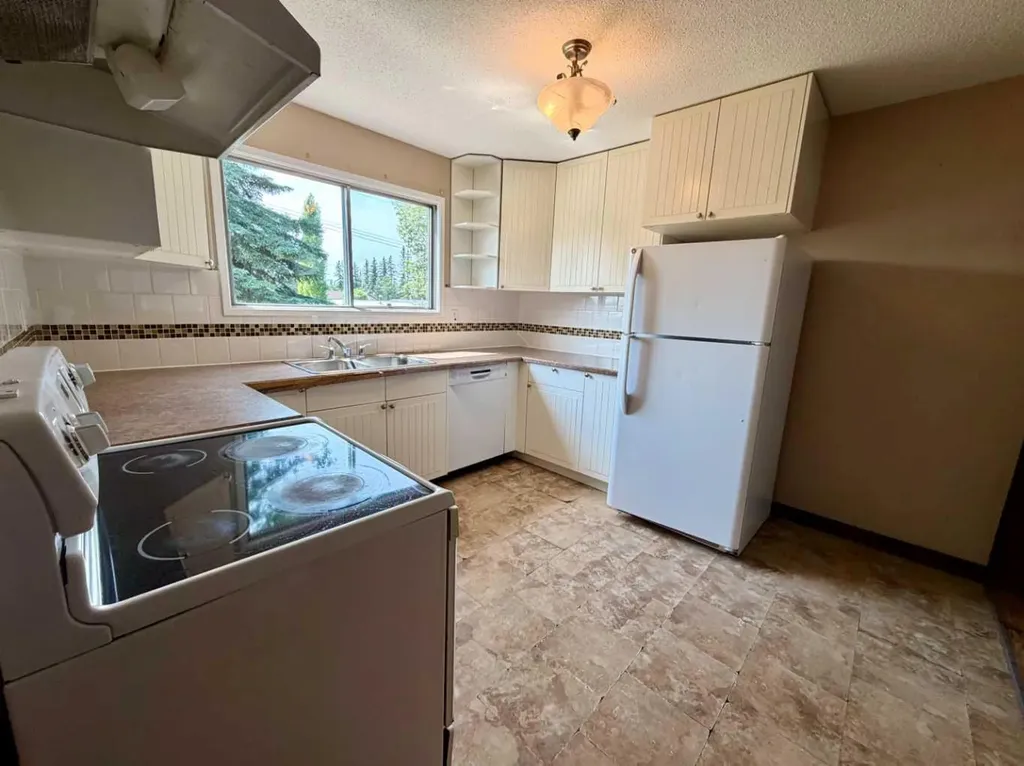 5126 56 Street Rocky Mountain House AB T4T 1L5