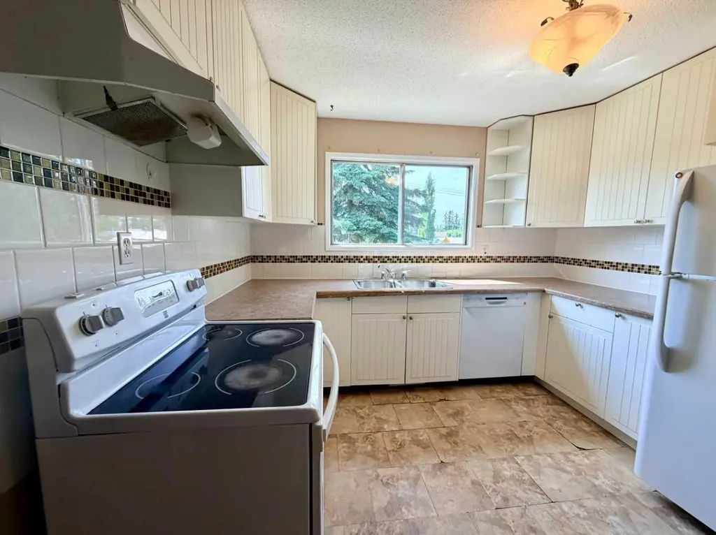 5126 56 Street Rocky Mountain House AB T4T 1L5