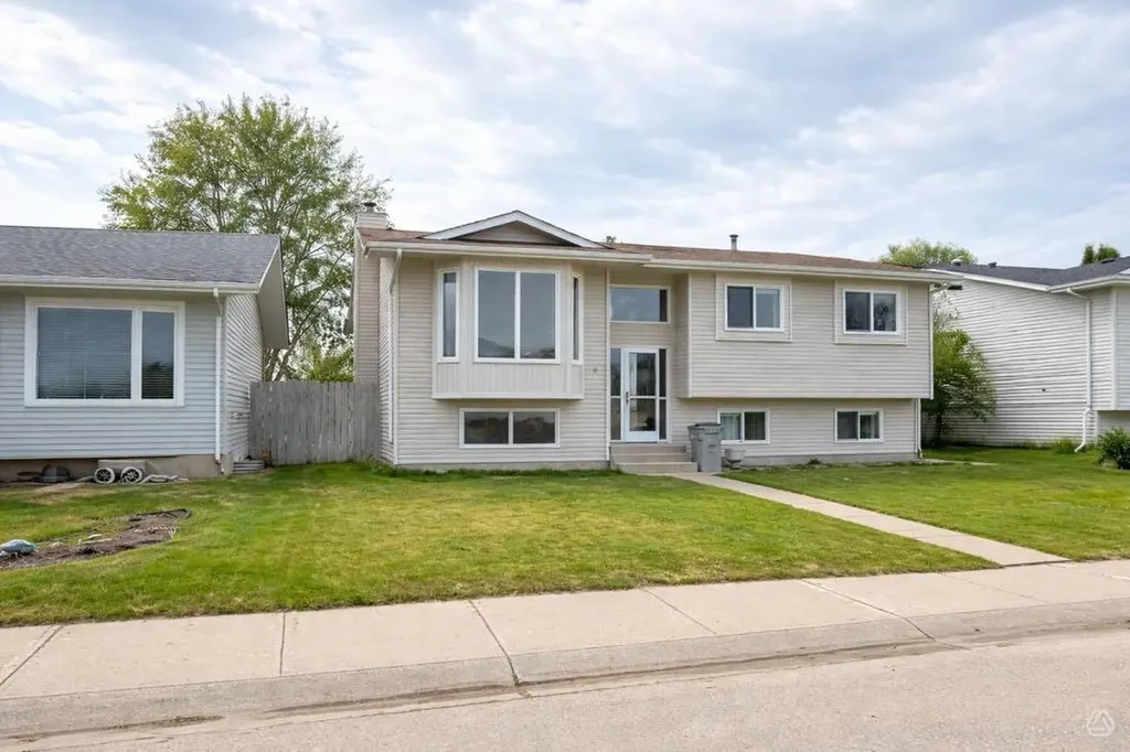 29 Lyons Crescent Whitecourt AB T7S 1B9