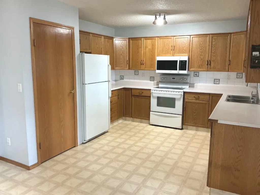 29 Lyons Crescent Whitecourt AB T7S 1B9