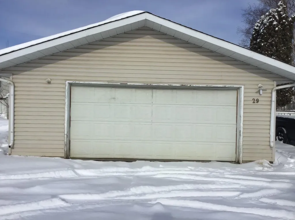 29 Lyons Crescent Whitecourt AB T7S 1B9