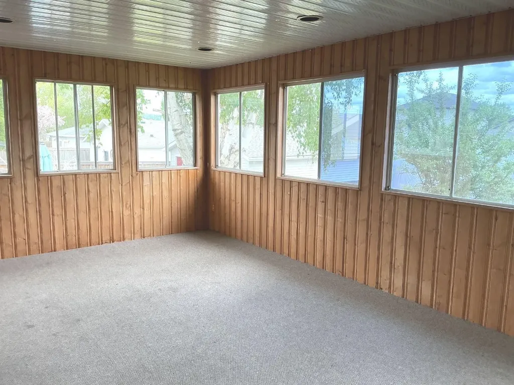 29 Lyons Crescent Whitecourt AB T7S 1B9