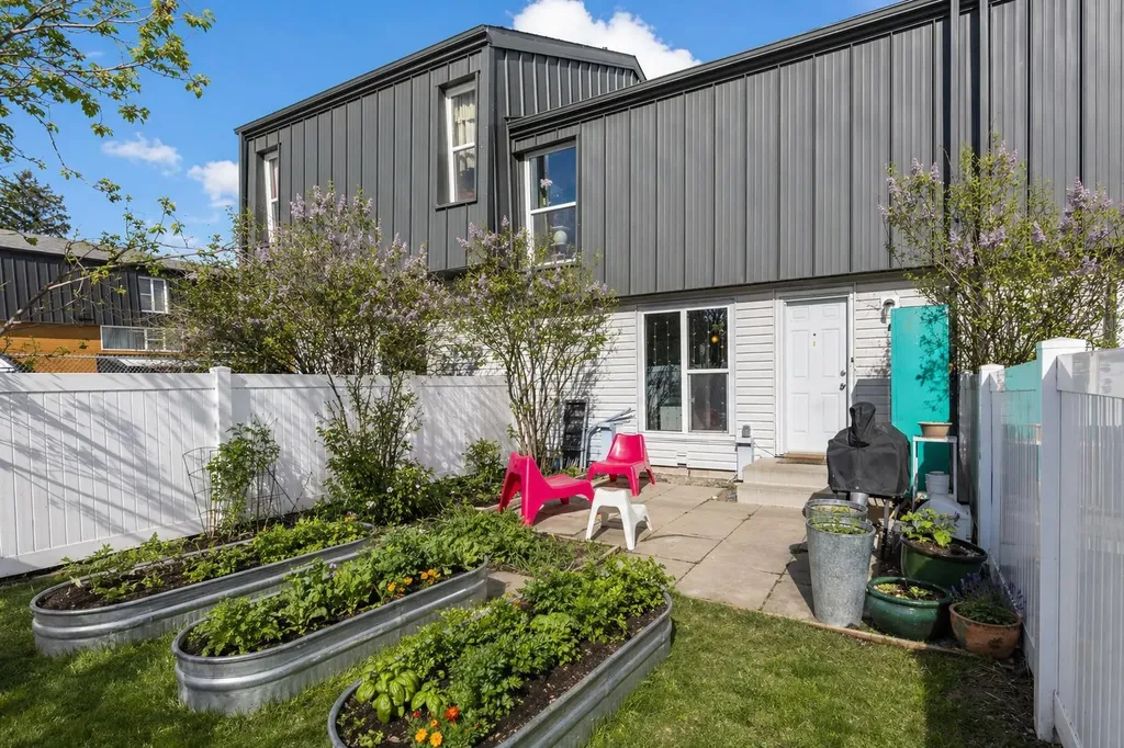 118 Brae Glen Lane SW Calgary AB T2W 1B6