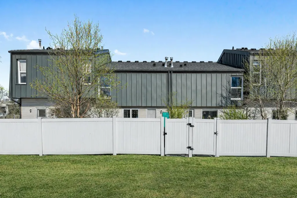 118 Brae Glen Lane SW Calgary AB T2W 1B6