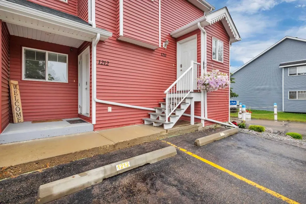 5220 50a Avenue Sylvan Lake AB T4S 1E5