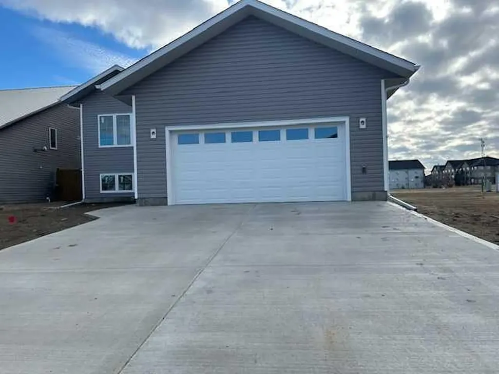 144 Upland Avenue W Brooks AB T1R 1N1