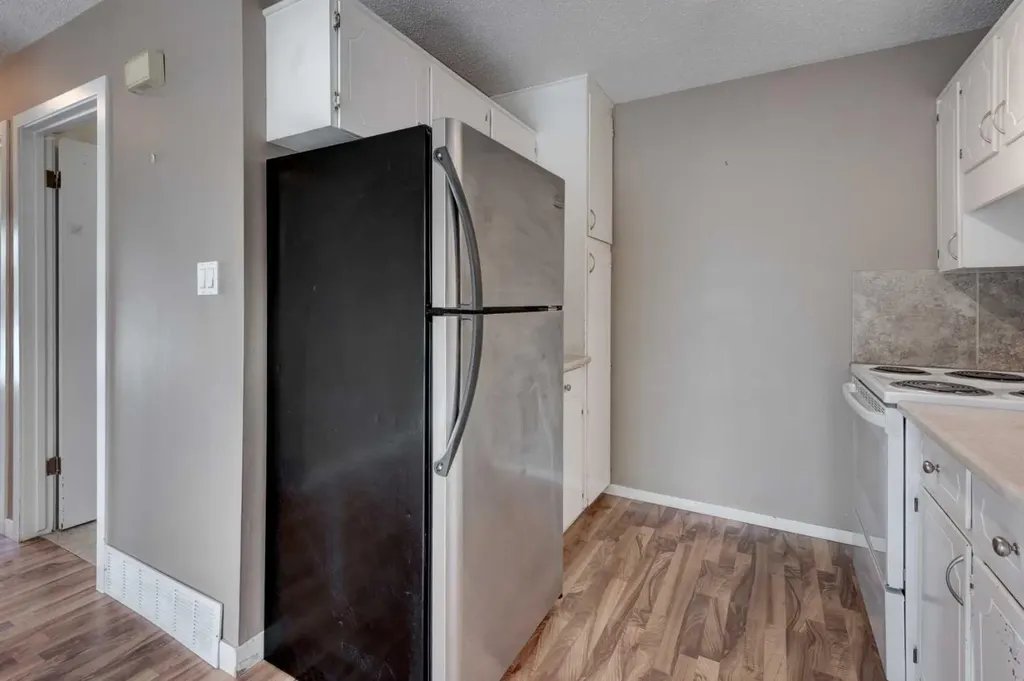 11452 8 Street SW Calgary AB T2W4J5