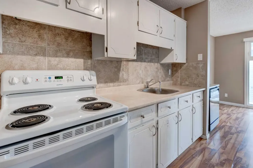 11452 8 Street SW Calgary AB T2W4J5