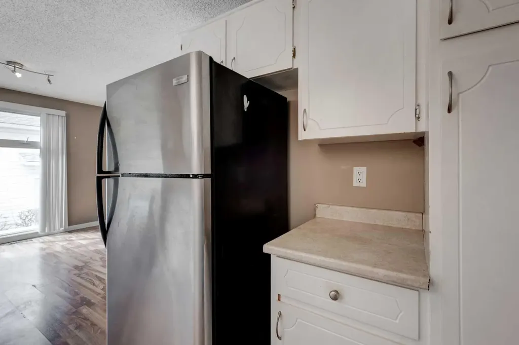11452 8 Street SW Calgary AB T2W4J5