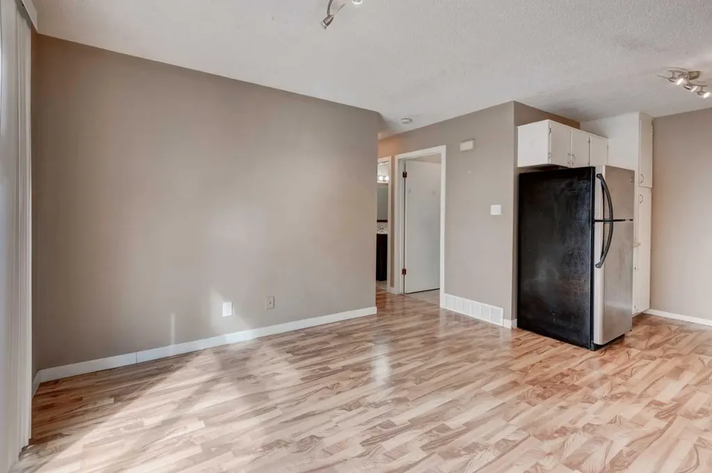 11452 8 Street SW Calgary AB T2W4J5