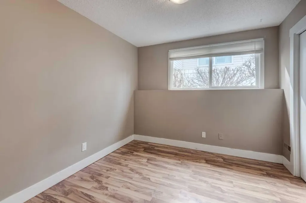 11452 8 Street SW Calgary AB T2W4J5