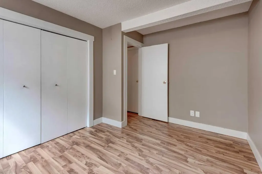 11452 8 Street SW Calgary AB T2W4J5