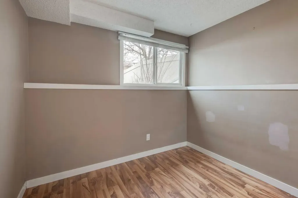 11452 8 Street SW Calgary AB T2W4J5