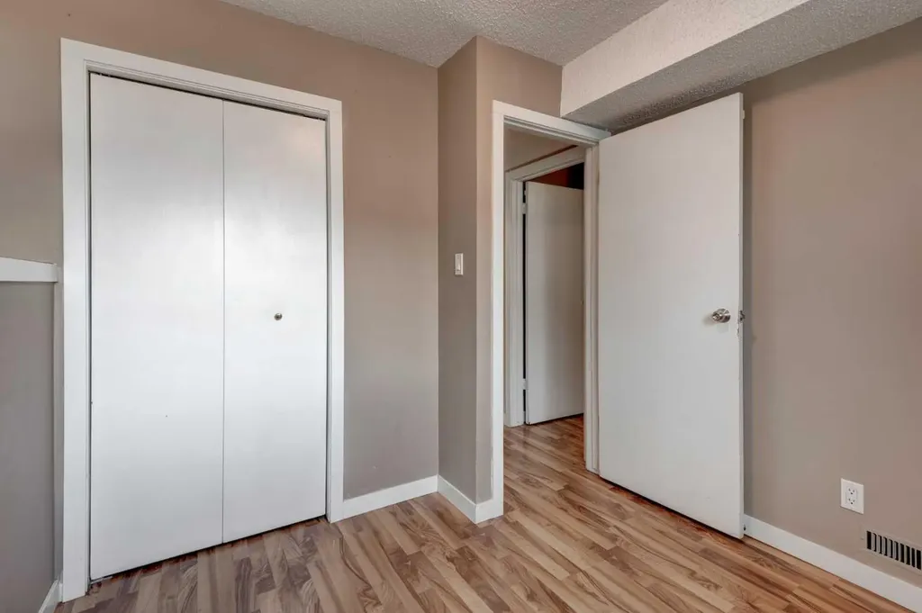 11452 8 Street SW Calgary AB T2W4J5