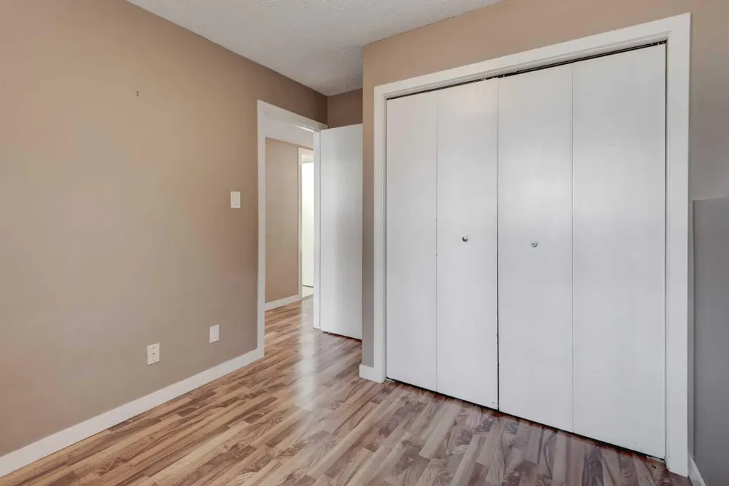 11452 8 Street SW Calgary AB T2W4J5
