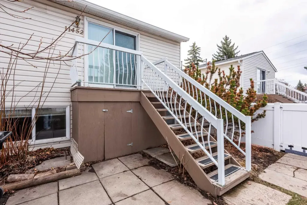 11452 8 Street SW Calgary AB T2W4J5