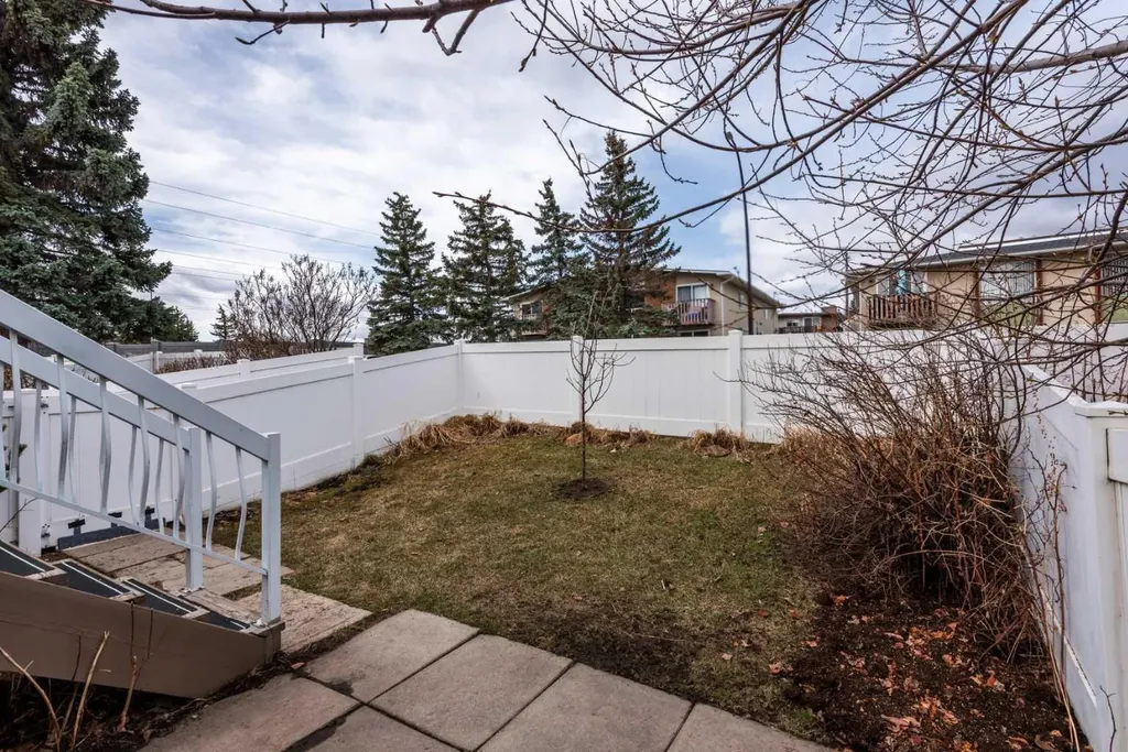 11452 8 Street SW Calgary AB T2W4J5